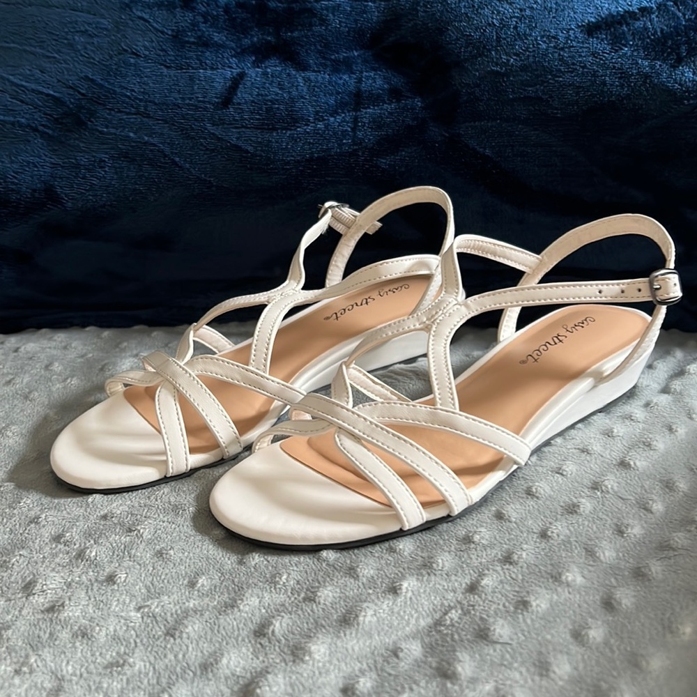 NWT Easy Street 1” Royalty wedge sandal in white - size 6